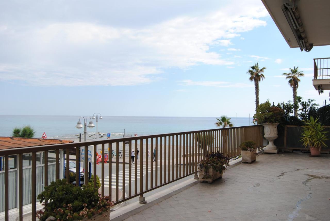 Gaiavacanze Beach Apartment Bordighera Bagian luar foto