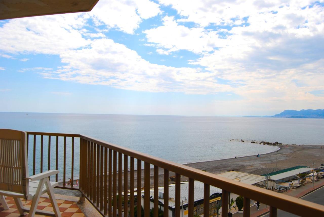 Gaiavacanze Beach Apartment Bordighera Bagian luar foto