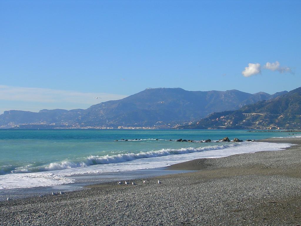 Gaiavacanze Beach Apartment Bordighera Bagian luar foto