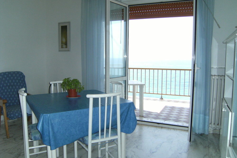 Gaiavacanze Beach Apartment Bordighera Bagian luar foto